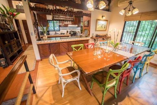 Rancho CaféにあるMountain Retreatの木製のテーブルと椅子のあるダイニングルーム