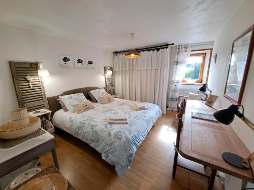 ein Schlafzimmer mit einem Bett und einem Tisch darin in der Unterkunft Stone House in Plouescat near Sandy Beaches in Plounévez-Lochrist