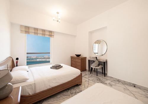 En eller flere senge i et værelse på Luxury Sea View Beachfront 3 Bedroom Apt, JBR