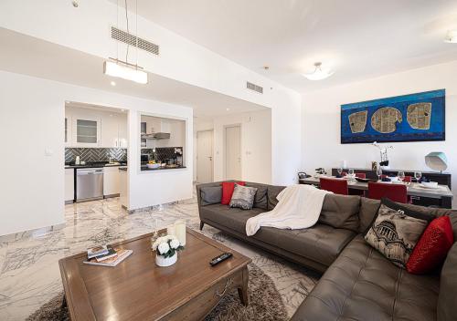 Køkken eller tekøkken på Luxury Sea View Beachfront 3 Bedroom Apt, JBR