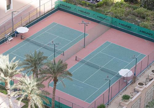 Tennis- og/eller squashfaciliteter på Luxury Sea View Beachfront 3 Bedroom Apt, JBR eller i nærheden