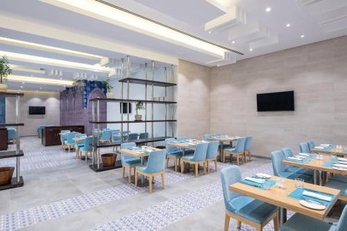 Uma televisão e/ou sistema de entretenimento em Four Points by Sheraton Sharjah