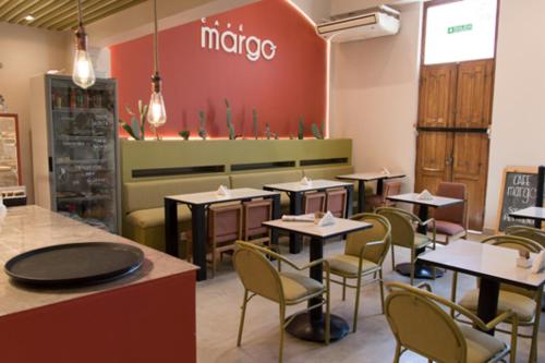 une salle à manger avec des tables et des chaises dans un restaurant dans l'établissement Hotel Residencial España, à Salta