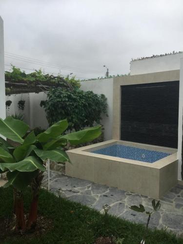 a hot tub in a backyard with a plant at Casa Bella Suit in Salinas