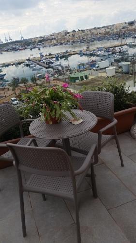 Un balcón o terraza de Seagull Penthouse Marsaxlokk