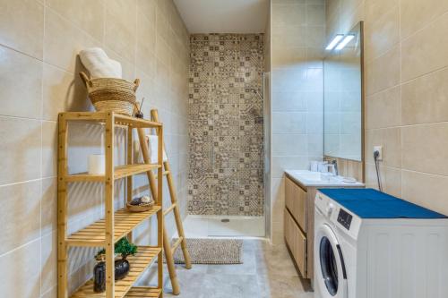 une buanderie avec une machine à laver et un lave-linge dans l'établissement Chic Marianne - Appt T2 Parking et Terrasse privés, à Montpellier
