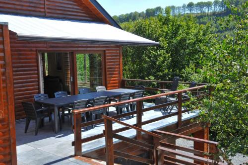 um deck com mesa e cadeiras em uma cabine em Mars em La-Roche-en-Ardenne