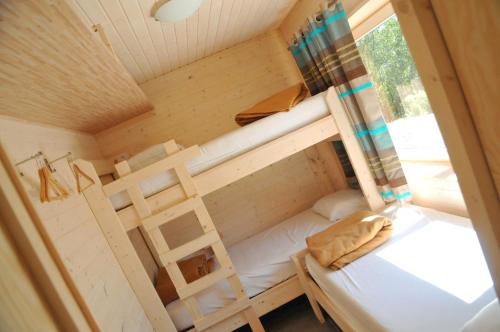 ein kleines Haus mit einem Etagenbett und einem Fenster in der Unterkunft Mars in La-Roche-en-Ardenne