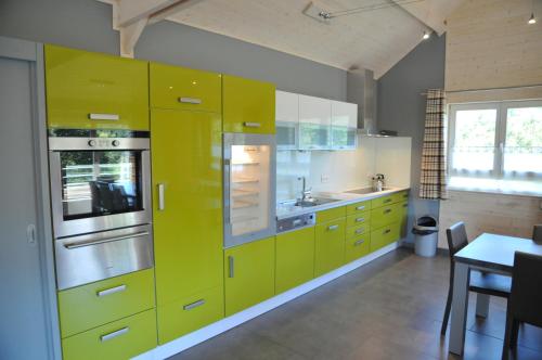 Mars في لا روش-أون-اردين: مطبخ بخزائن خضراء ليمونية وطاولة