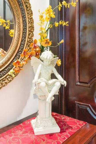 Entire Second Flr - Santa Monica Luxury Roman Villa photo 26