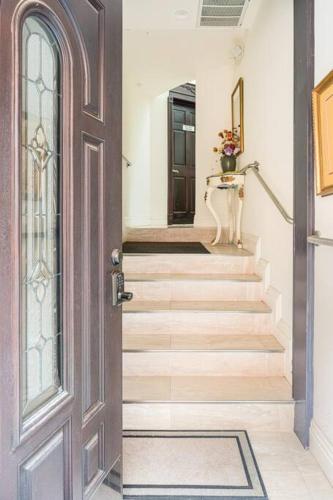 Entire Second Flr - Santa Monica Luxury Roman Villa photo 43