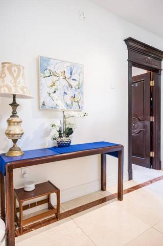Entire Second Flr - Santa Monica Luxury Roman Villa photo 42