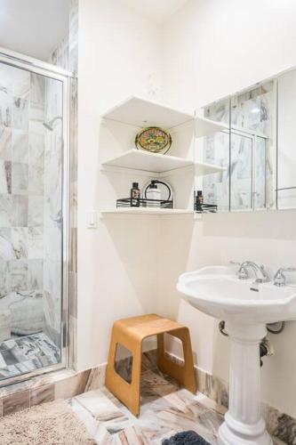 Entire Second Flr - Santa Monica Luxury Roman Villa photo 41