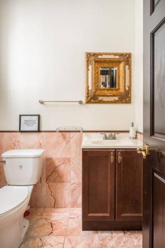 Entire Second Flr - Santa Monica Luxury Roman Villa photo 36