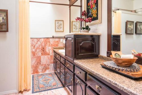 Entire Second Flr - Santa Monica Luxury Roman Villa photo 38