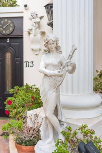 Entire Second Flr - Santa Monica Luxury Roman Villa photo 8