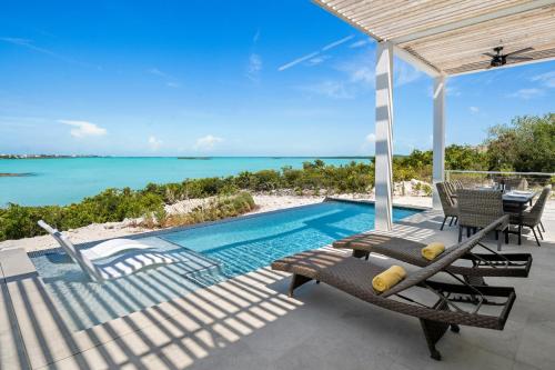 Imagine din galeria proprietății Maresia Villa - Luxurious Villa with Infinity Pool, Rooftop and Amazing Views în Providenciales