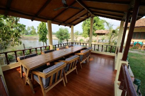 Un balcón o terraza en Bardia Eco Friendly Homestay