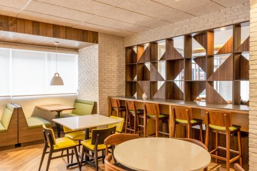 Un lugar para sentarse en Fairfield by Marriott Inn & Suites Cancun Downtown