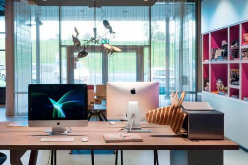 an office with a desk with a computer on it at X Hotel in Skjetten