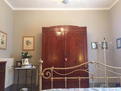 a bedroom with a bed and a wooden cabinet at Campo alle Monache in Bucine