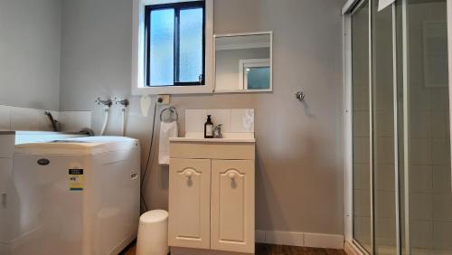 Koupelna v ubytování Bridport Beach Cottages