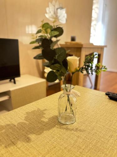 un vase en verre avec une bougie sur une table dans l'établissement Superbe appartement proche Disneyland & Paris, à Noisy-le-Grand