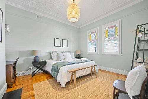 Ένα ή περισσότερα κρεβάτια σε δωμάτιο στο Dora Cottage - Heritage, Central & Cosy