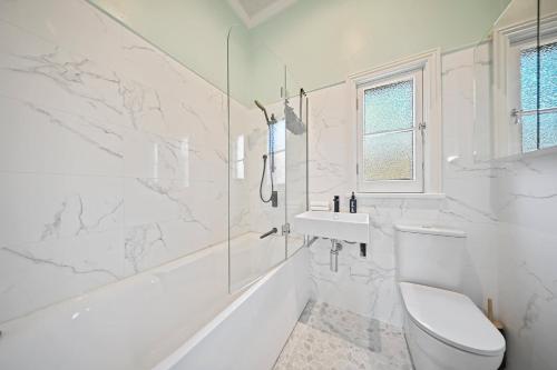 Ένα μπάνιο στο Dora Cottage - Heritage, Central & Cosy