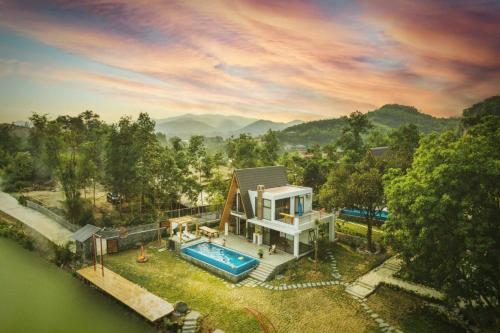 una vista aerea di una casa con piscina di LaLa Villas Venuestay a Hòa Bình