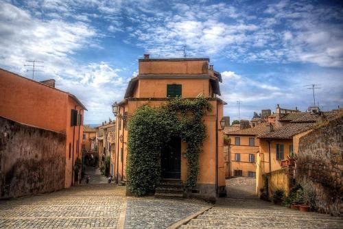an alley with a building with ivy on it at La Terrazza in Tuscania