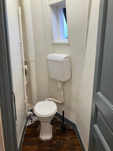 Elle comprend une petite salle de bains pourvue de toilettes et d'une fenêtre. dans l'établissement Furnished studio very quiet with incredible views to La Défense & Eiffel Tower, à Courbevoie