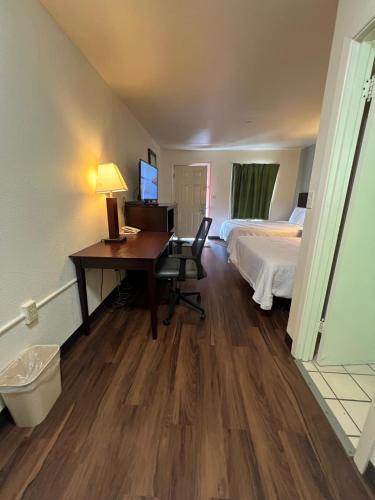 Ένα ή περισσότερα κρεβάτια σε δωμάτιο στο Riverside Motel