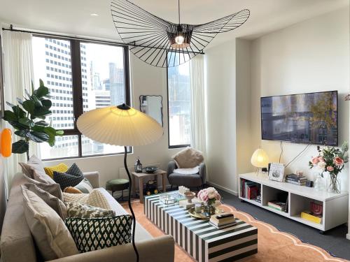 Et opholdsområde på 2BR CBD sunlit residence - Bourke Street shops