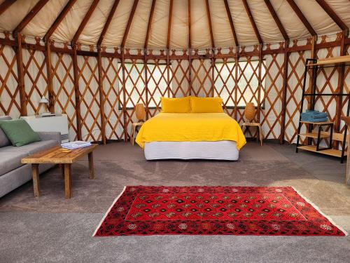 Katil atau katil-katil dalam bilik di Mountain Yurt, Stunning Views, Near Wanaka