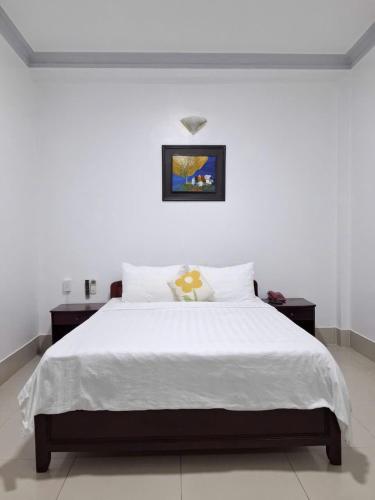 a bedroom with a large bed with white sheets at Du Hung 2 Hotel in Ha Tien