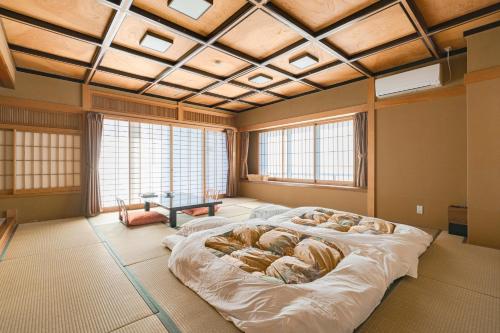 Postel nebo postele na pokoji v ubytování Hokkawa Onsen Hotel