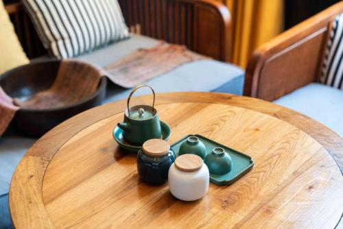 Coin salon dans l'établissement 黟县无名初黑多白少酒店