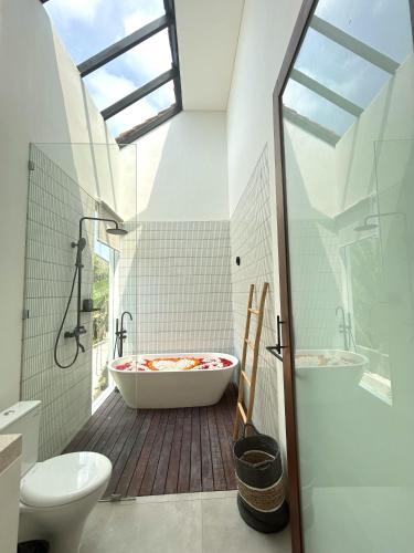 Ένα μπάνιο στο Swaha at Canggu Villa 2