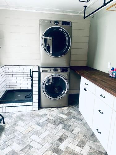 a washer and dryer in a small kitchen at Private Cottage on Lookout Mountain Near Ruby Falls & Rock City in Lookout Mountain