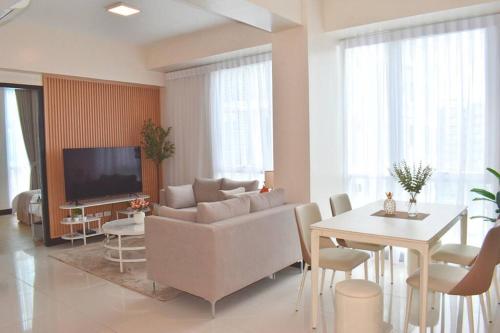 TV a/nebo společenská místnost v ubytování Home & Away - Luxury Condo in Mactan Newtown, Lapu-Lapu