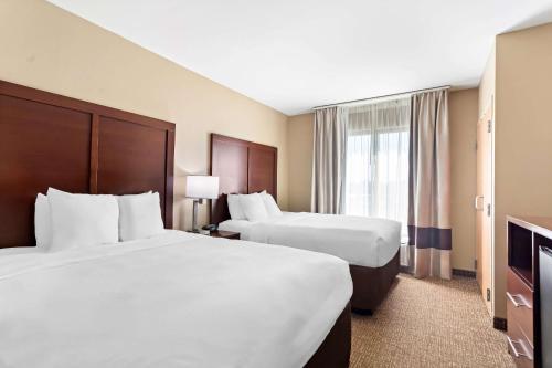 Postel nebo postele na pokoji v ubytování Comfort Suites