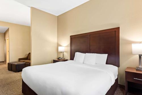 Postel nebo postele na pokoji v ubytování Comfort Suites