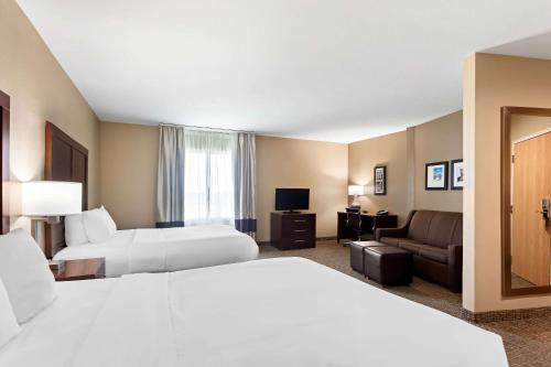 Postel nebo postele na pokoji v ubytování Comfort Suites
