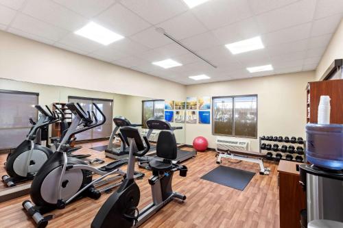 Fitness centrum a/nebo fitness zařízení v ubytování Comfort Suites