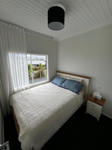 Postel nebo postele na pokoji v ubytování Ocean Breeze Retreat