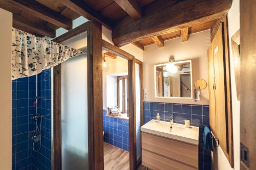 a bathroom with a sink and a mirror at CR "El Arrabal" Valle de La Vera in Villanueva de la Vera