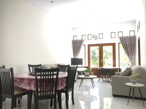 a dining room with a table and chairs at Pondok Anugerah in Rantepao