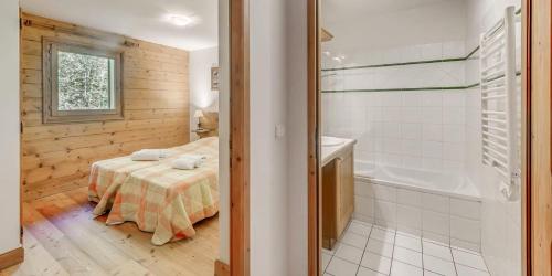 - une chambre avec un lit, une baignoire et une salle de bains dans l'établissement Résidence Les Alpages - 3 Pièces pour 6 Personnes MAE-3304, à Champagny-en-Vanoise