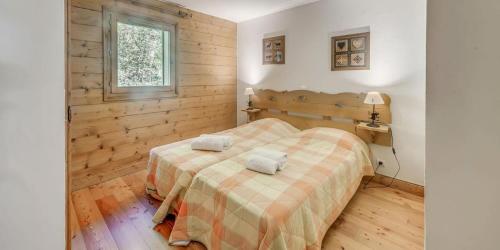 une chambre avec un lit avec deux serviettes dessus dans l'établissement Résidence Les Alpages - 3 Pièces pour 6 Personnes MAE-3304, à Champagny-en-Vanoise